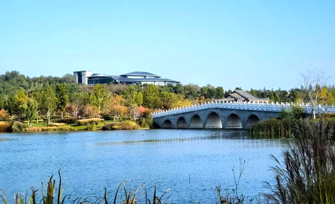 Longma Lake: Autumn Splendor Paints a Picture, Visitors Drunk on Its Beauty