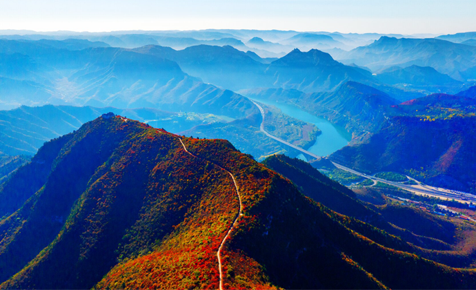 Floating Mountain's crimson leaves reflect in the sea of clouds, A fairyland vista beckons visitors near.